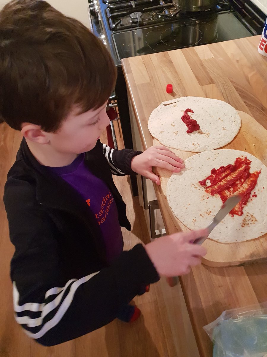 lauralizzylee's tweet photo. @HMillSchool CL making a healthy tea #wrappizza #yummy #keepmummygoingthroughnightshifts https://t.co/LndLjbJ5pn