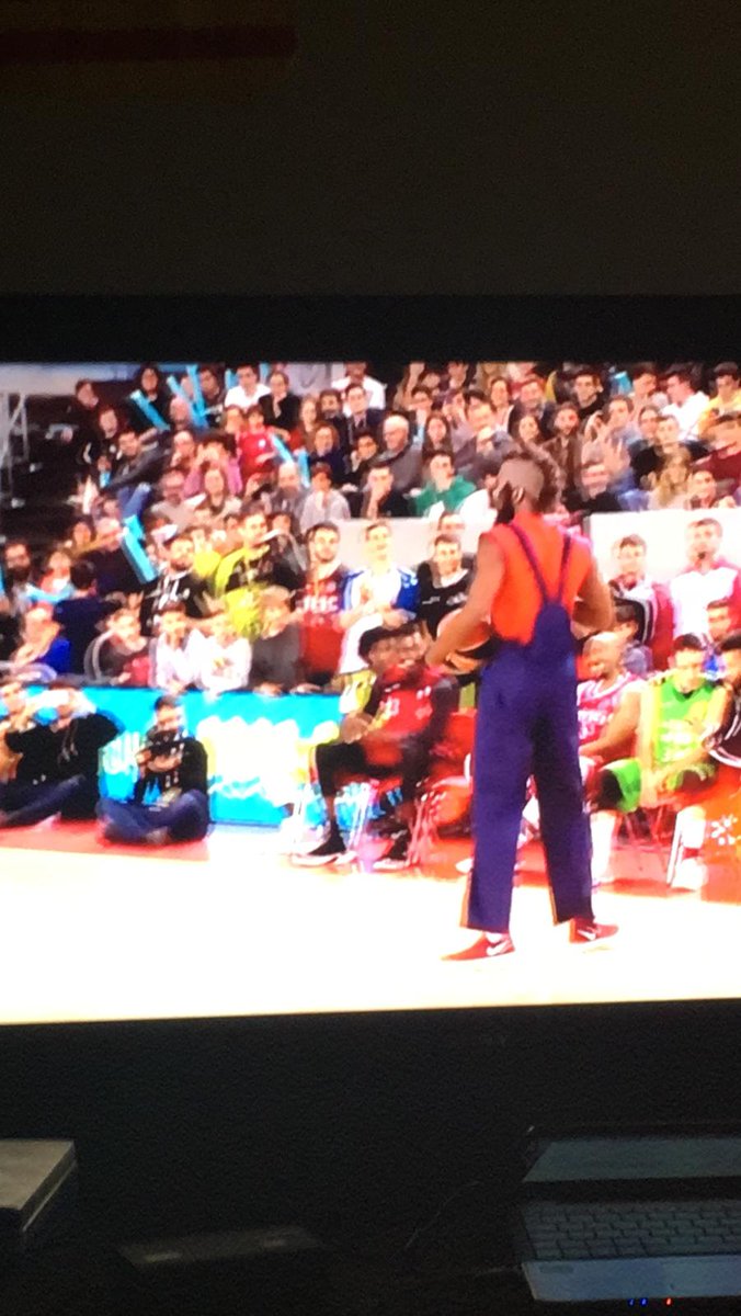 bisbalbasquet's tweet photo. Com hem xalat amb l'All Star de #CopaCatBQ d'@esportsenxarxa i la @FCBQ
Gràcies afició per ser-hi SEMPRE!!! Gràcies Terry per la gran tarda que ens has regalat!!! #Terryble #EquipoA #BQEnJoc
⭕🔴⚫⭕🔴⚫⭕🔴⚫⭕🔴⚫👏👏👏👏👏👏👏👏👏👏👏👏👏👏 https://t.co/St14knNits