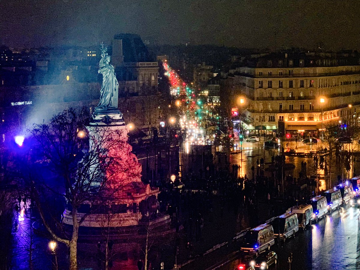 Republique Paris France Farce Nuit Jaune Lieu Factieux Drouet Voulait Faire Place Republique Paris Grand Rond Point Derniers Paumes Jaunes Viennent Piteusement Chasses Violence Minable Pantalonnade Jerome Godefroy Scoopnest