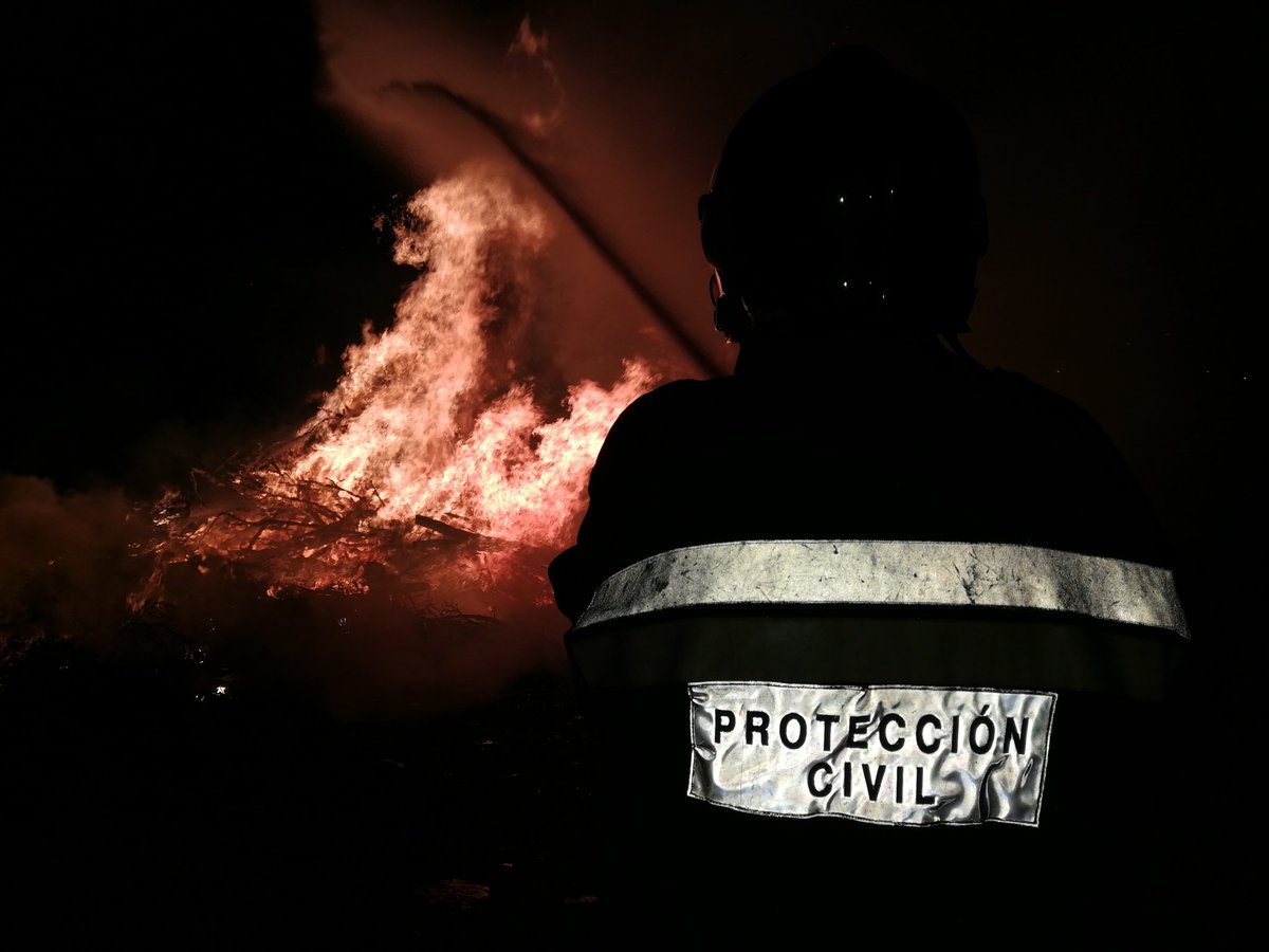 #ProtecciónCivil Hoguera de Sant Antoni #Moncada un año más colaborando con la tradición <a href="/AytoMoncada/">Ajuntament Montcada/Moncada</a>