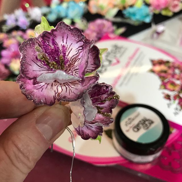 liz_gaze's tweet photo. Making gorgeous #flowers with the Oakberry Lane Blossoms! I love this #flower so quick and EZ to make! 💕 #creativeworld #creativeworld2019 #lizgaze #papercraft #oaperflowers #handmade #crafting #creative #diecut #rubberdtamping #diyflowers #heartfelt… https://t.co/aT42TTCjWB https://t.co/bHjfP4W7GZ