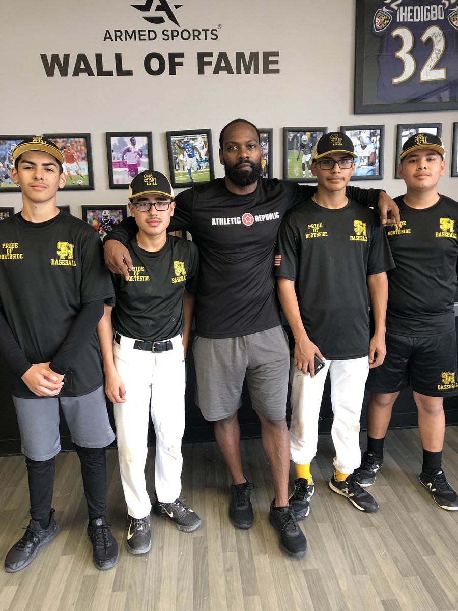 MrNSHH's tweet photo. Them #HoustonTigers with Head Trainer and 7yr #NFL vet Derrick Blaylock. Boys definitely put in work today and still got room to improve. Weโre at the right place! #StayArmed #ArmedSports #SamHoustonHighSchool #HoustonHighSchool #Tigers #baseball #speed #speedkills https://t.co/4pCoPAQmck
