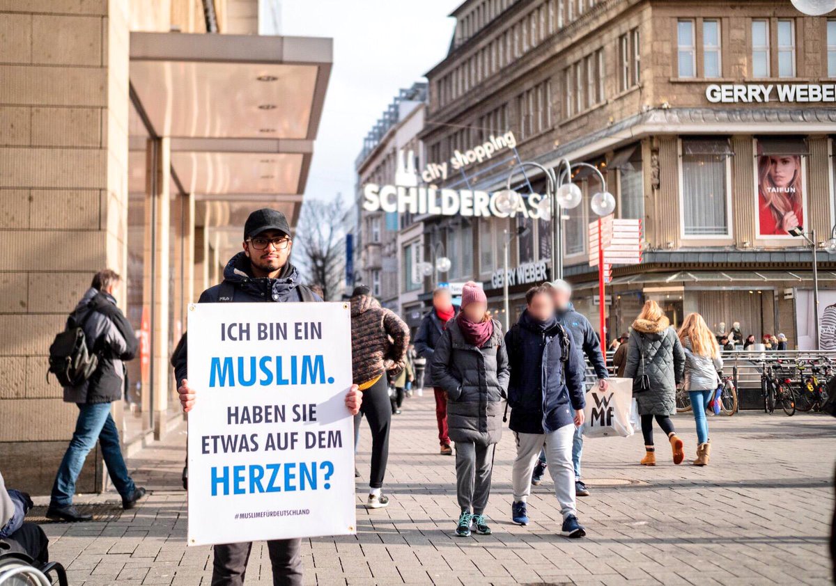 AhmadiyyaJugend's tweet photo. Die #AhmadiyyaJugend zieht ein positives Resümee nach der bundesweiten Flyer- und Dialogaktion: Viel Zuspruch, ein lebendiger Austausch, aber auch hitzige Diskussionen. #MuslimeFürDeutschland https://t.co/dDIpIVs0AF