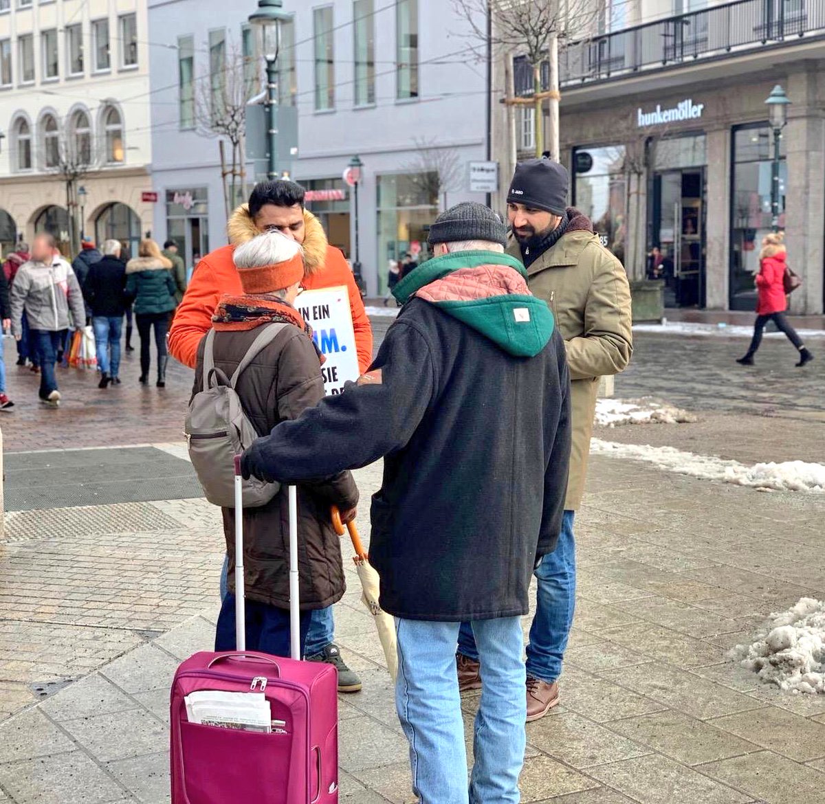 AhmadiyyaJugend's tweet photo. Die #AhmadiyyaJugend zieht ein positives Resümee nach der bundesweiten Flyer- und Dialogaktion: Viel Zuspruch, ein lebendiger Austausch, aber auch hitzige Diskussionen. #MuslimeFürDeutschland https://t.co/dDIpIVs0AF