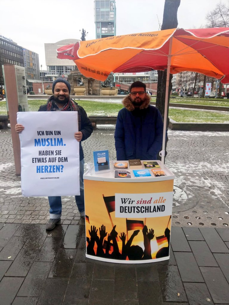 KhuddamMannheim's tweet photo. Mit der Dialogaktion „Ich bin ein Muslim. Haben Sie etwas auf dem Herzen?“ sind junge #Muslime deutschlandweit auf den Straßen und suchen das Gespräch zu ihren Mitbürgern. So auch in #Mannheim #MuslimeFürDeutschland #AhmadiyyaJugend https://t.co/JtzR4HgaAC
