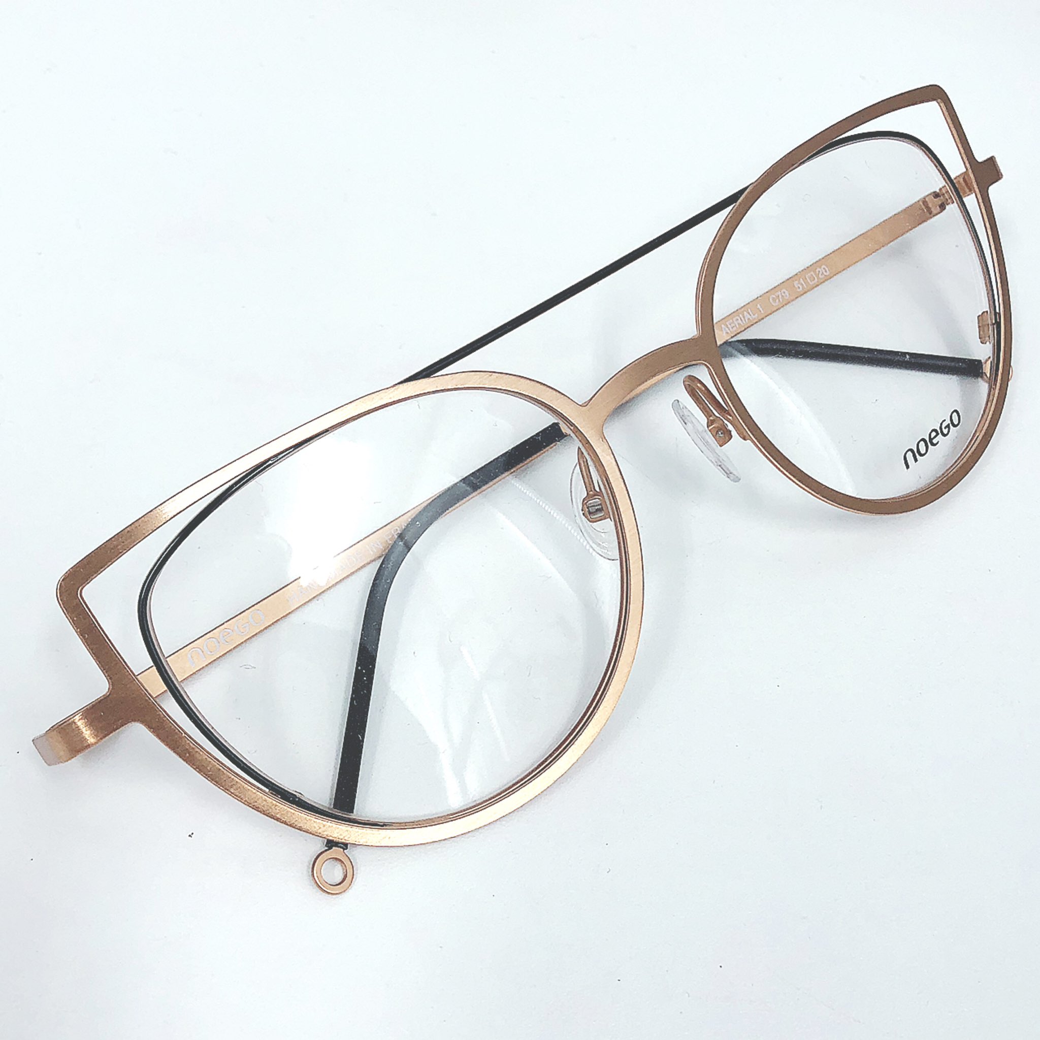 Eyewear Shop Ami 岐阜県関市の眼鏡屋 スタッフ音久 W ﾟdﾟ あなたに似合うメガネありまーーーーす 本日は Noego の間違いなく目立つフレーム レンズの形はキャットアイシェイプ ゴールドの枠の内側にブラックのラインが描かれ 何とも