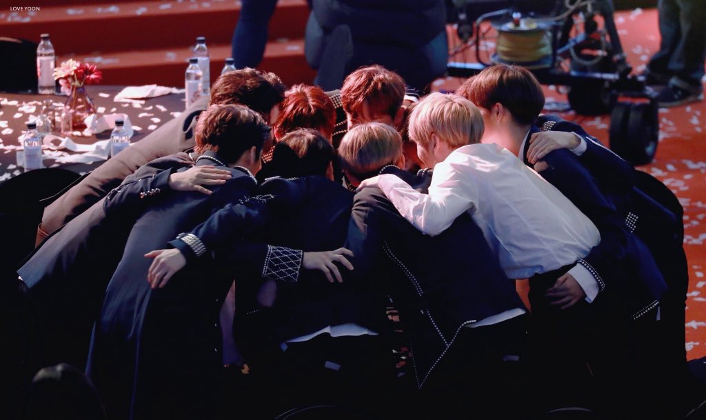 jxx00s_'s tweet photo. ไม่ว่าพรุ่งนี้จะเป็นยังไง ก็ยังดีใจเสมอที่ได้รู้จักพวกคุณ ถ้าย้อนเวลากลับไปตอนนั้นถามว่าจะดูโปรดิ้วมั้ยก็จะตอบว่าดู งานเลี้ยงต้องมีวันเลิกรา แต่ทุกภาพของงานเลี้ยง จะอยู่ในความทรงจำตลอดไป ขอบคุณที่เป็น wanna one นะ ดีใจที่ได้รักคุณ 
#워너원의모든길_역사로남아 https://t.co/hdfQhoxgMk