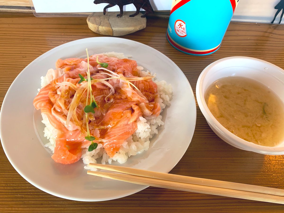 Laboyade's tweet photo. インザシーのサーモン丼 美味しいよ!
#inthesee https://t.co/uxjrRqnKDA