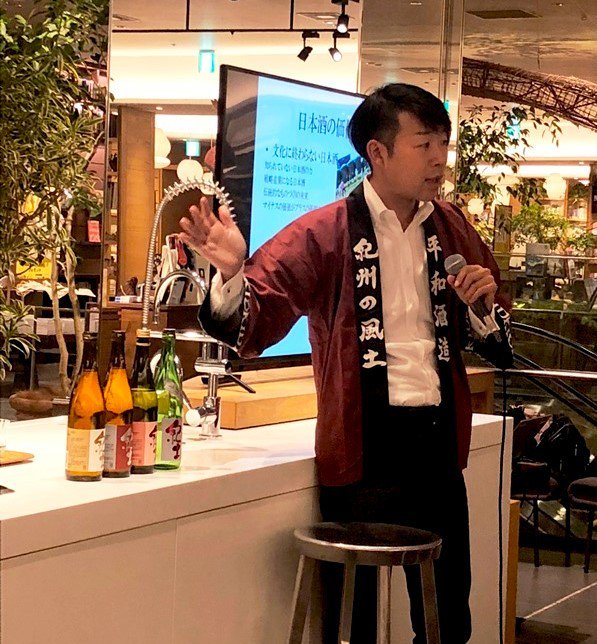 NN_Life_Japan's tweet photo. 1/24（木）二子玉川の蔦屋家電にて当社が共催する「家業イノベーション・ラボ 」 のイベント『 ＃平和酒造（和歌山県海南市）の4代目当主山本典正氏に聞く：～日本酒の魅力と楽しみ方 ～』が開催されました。多くの皆さまから質問も挙がりとても活気あるイベントとなりました！https://t.co/fBukTORIMS https://t.co/UZWz6DFTmu