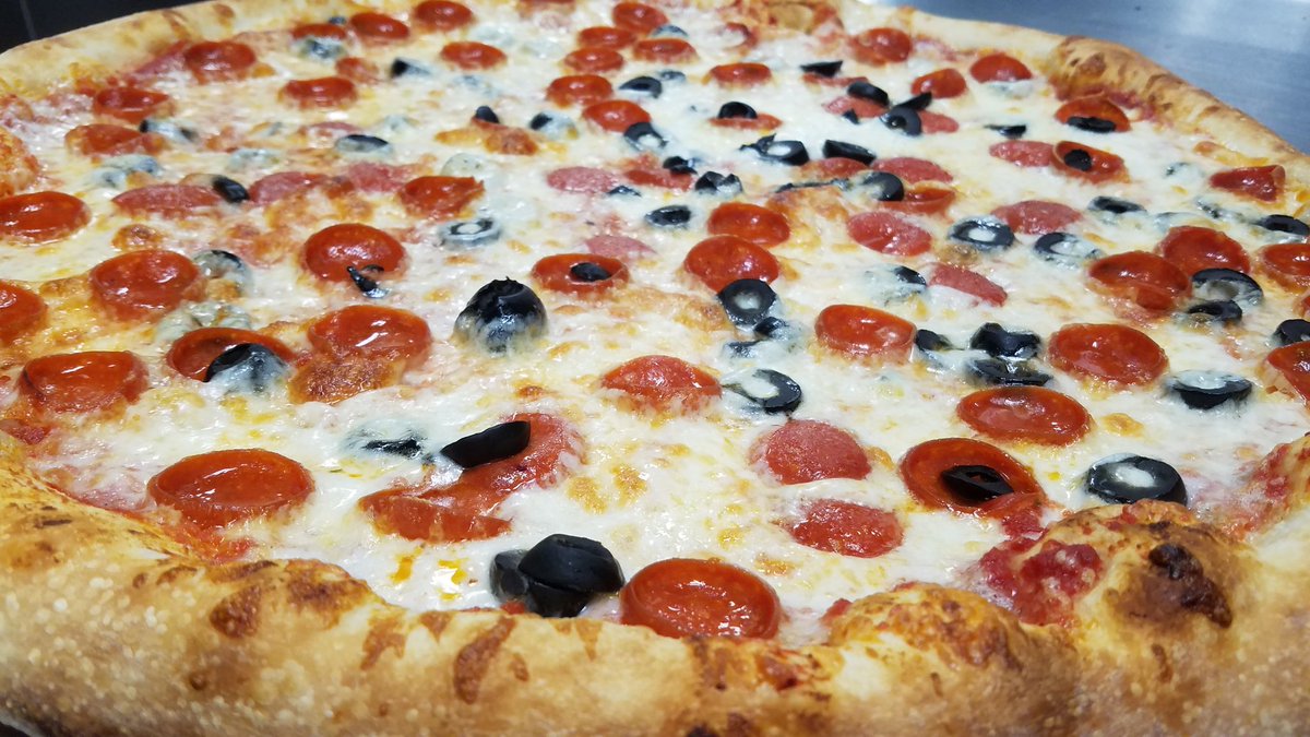 ogR0ck3r71's tweet image. I made a good ass looking pie today!! #pizzaking #PizzaPlug #Pizzaguy #nypslicehouse #ElPaso #ept