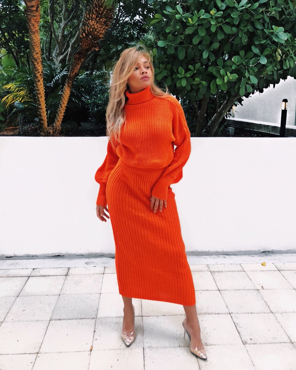 AnaiReisa's tweet photo. Staying warm my way 🧡 
#fashion #style #blogger 
https://t.co/iLY3CKzdsg https://t.co/3ZRVTMMRxX