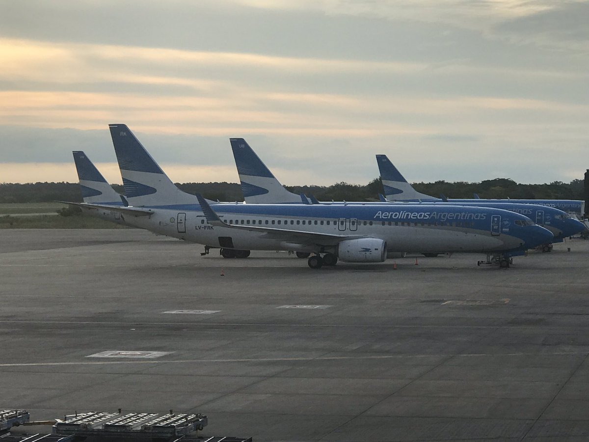 SanFiAr's tweet photo. La flota #Boeing en las últimas posiciones del #AeropuertoEze 
Saliendo el #B738 #LVFVN 
con destino LIM #AR1364 
#Avgeek #spotters #airportlife https://t.co/I599qjFzi1