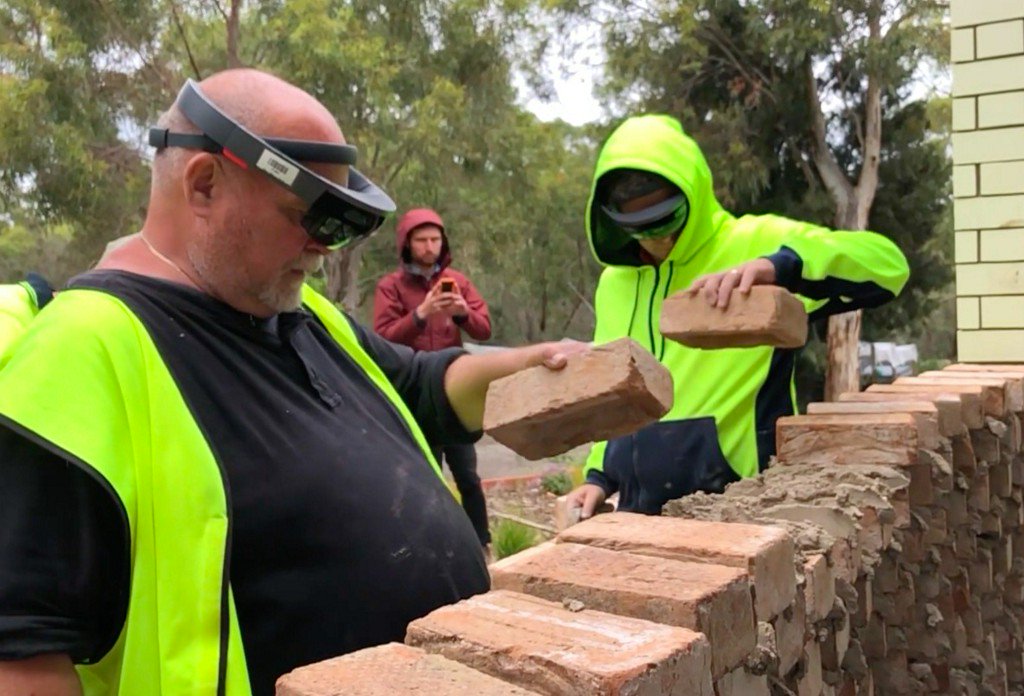 This is How a Complex Brick Wall is Built Using Augmented Reality bit.ly/2DCaNeQ https://t.co/VraFy5zgkm