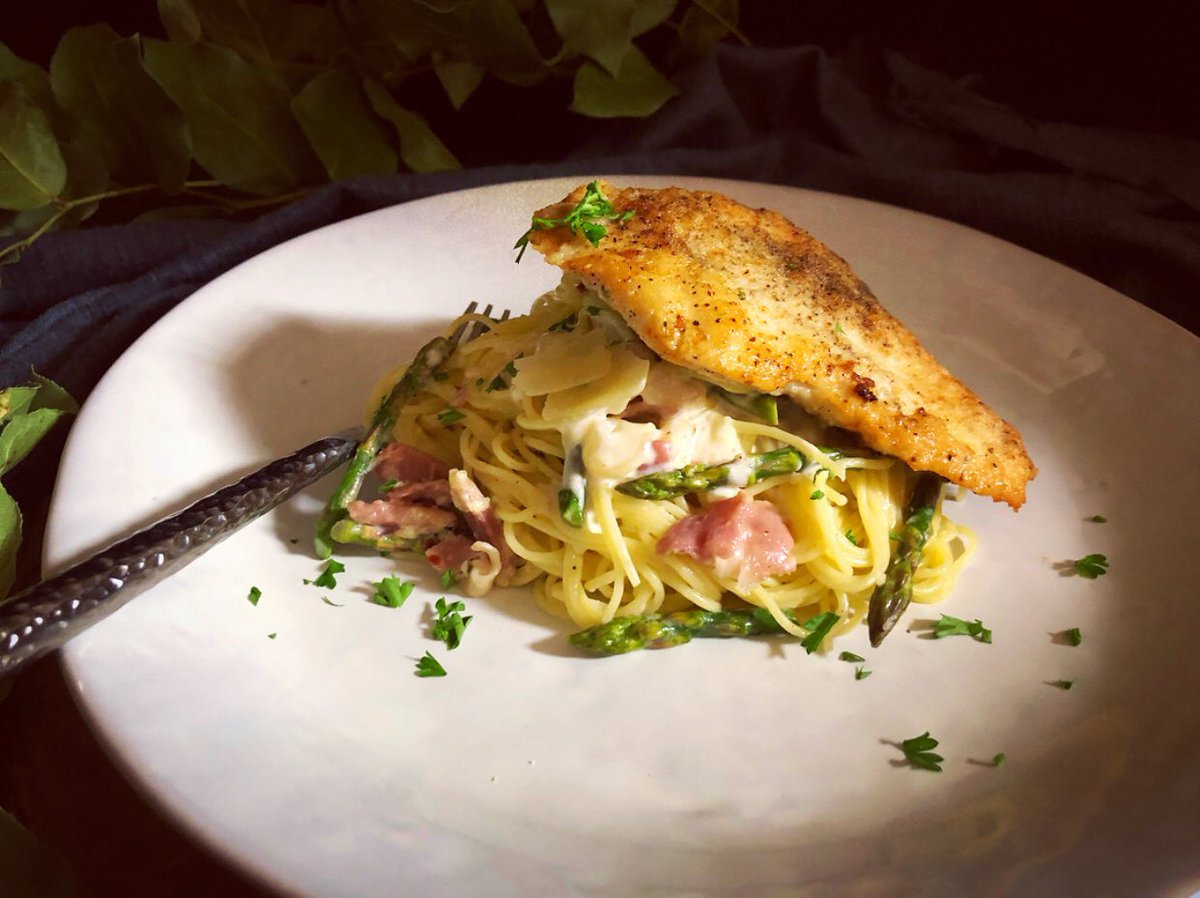 beet_turnip's tweet photo. What’s for dinner? Pan-seared Chicken with Prosciutto &amp; Asparagus pasta in a creamy Parmesan sauce. This dish will be a favorite for your whole family, make sure to order it with your cook day!
 #dinner #chef #onmytable #cookingtime #food https://t.co/A5Lu6zEAKS