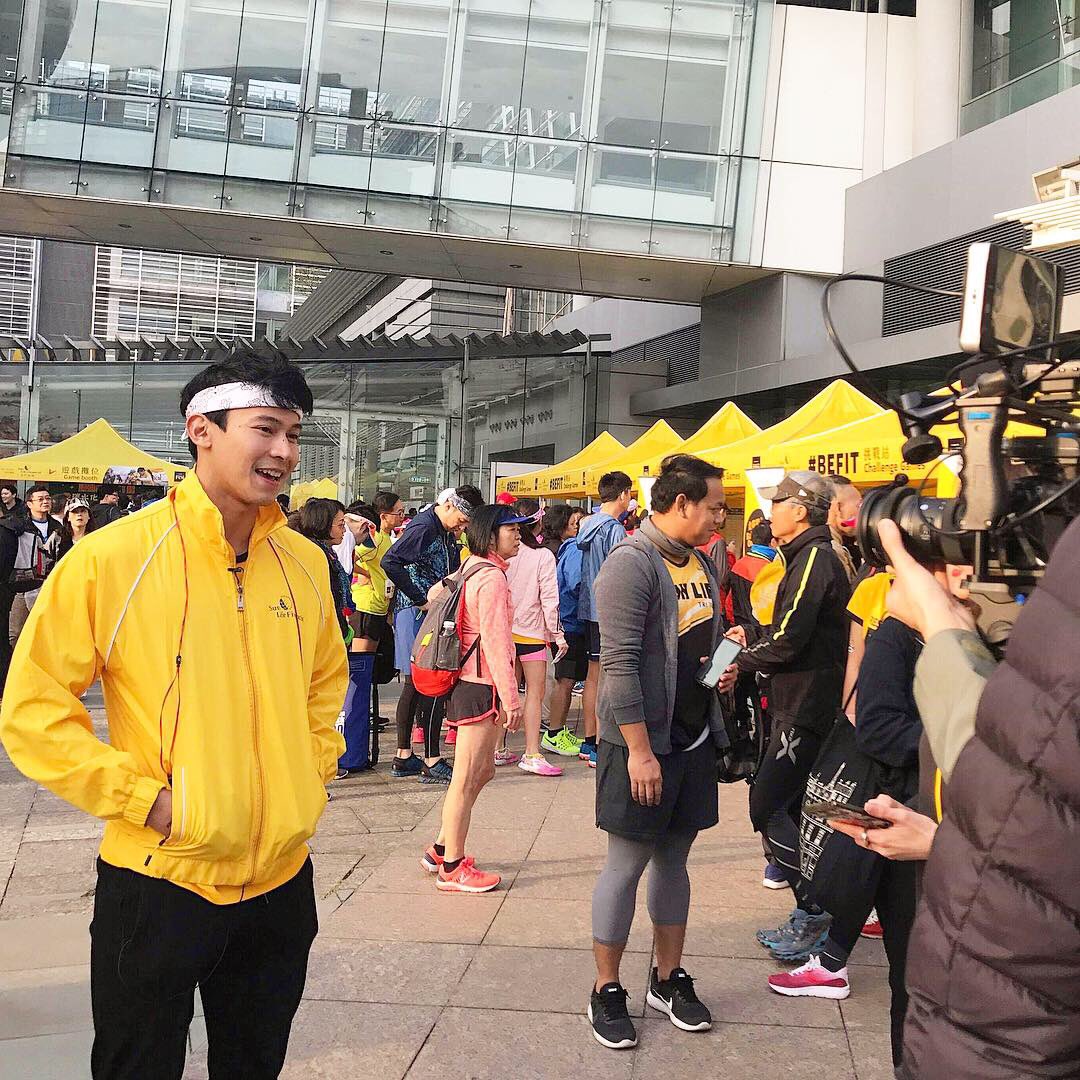 SunLifePH's tweet photo. What a privilege to have Sun Life PH ambassador, @mr_enchongdee represent #SunLifePH at the #SunLifeResolutionRun in Hong Kong. He truly is a fitspiration! #LiveHealthierLives #BeFit #SunLifeHK https://t.co/Te0sCuwQF1