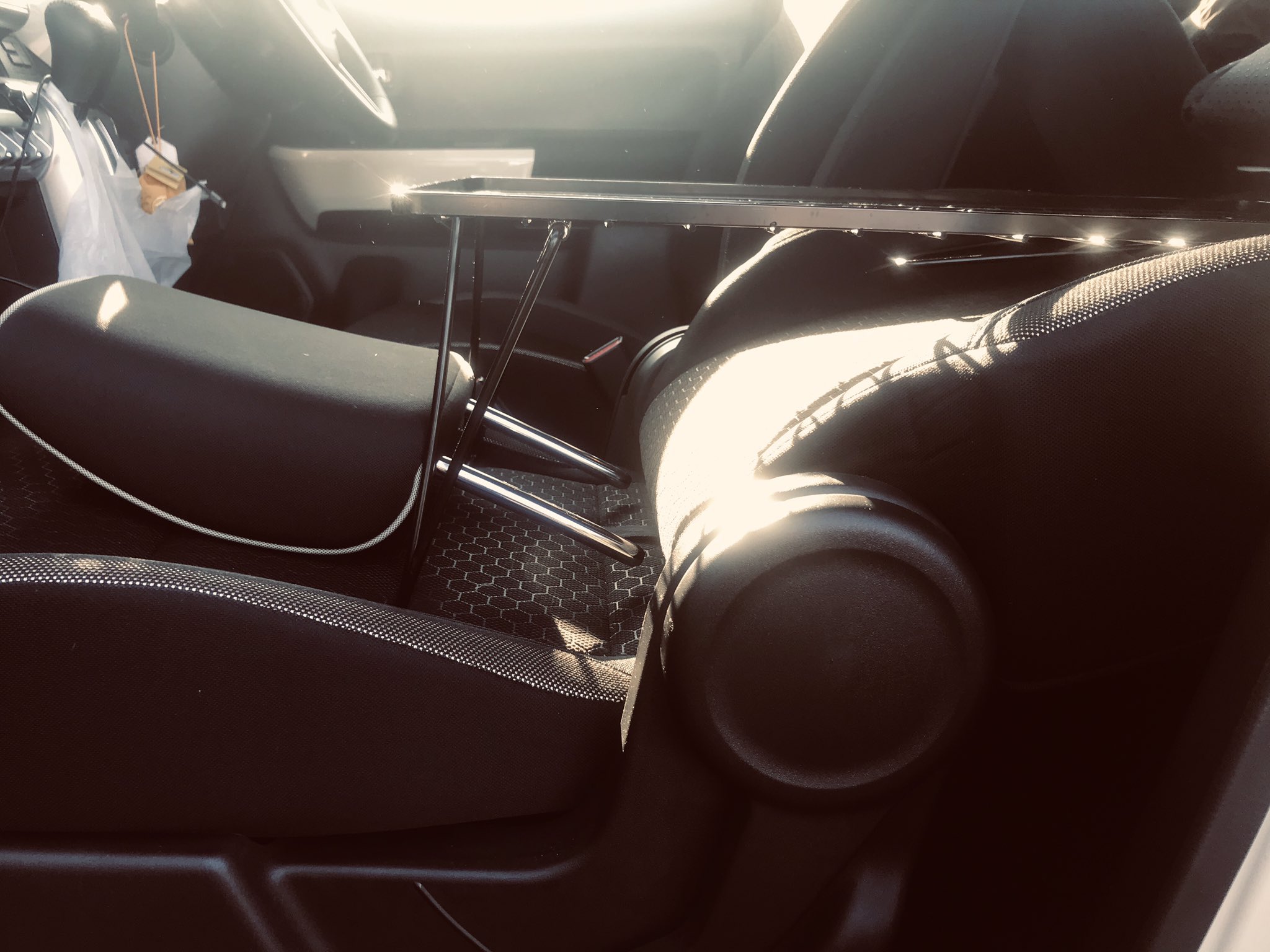 ハチ オゼンライト専用ランタンハンガー クロスビーの車中泊には ユニフレームのフィールドラックが便利 これ一個助手席に置くだけで マット置く長さが確保できる ほぼほぼフルフラットの出来上がり 車中泊 クロスビー Xbee ハチ オゼンライト専用ランタンハンガー クロスビーの車中泊には ユニフレームのフィールドラックが便利 これ一個助手席に置くだけで マット置く長さが確保できる ほぼほぼフルフラットの出来上がり 車中泊 クロスビー Xbee