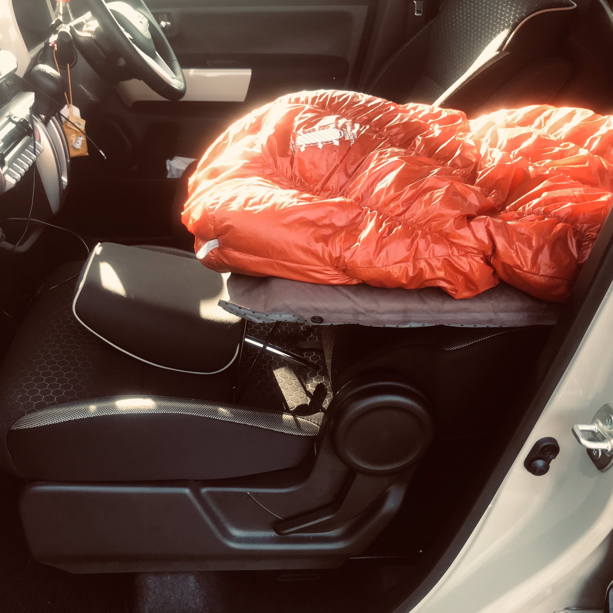 ハチ クロスビーの車中泊には ユニフレームのフィールドラックが便利 これ一個助手席に置くだけで マット置く長さが確保できる ほぼほぼフルフラットの出来上がり 車中泊 クロスビー Xbee