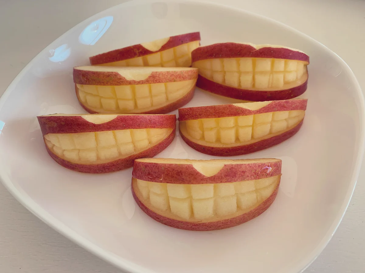朝食にこんなりんごが出て来たらビックリするし食欲失せるわww