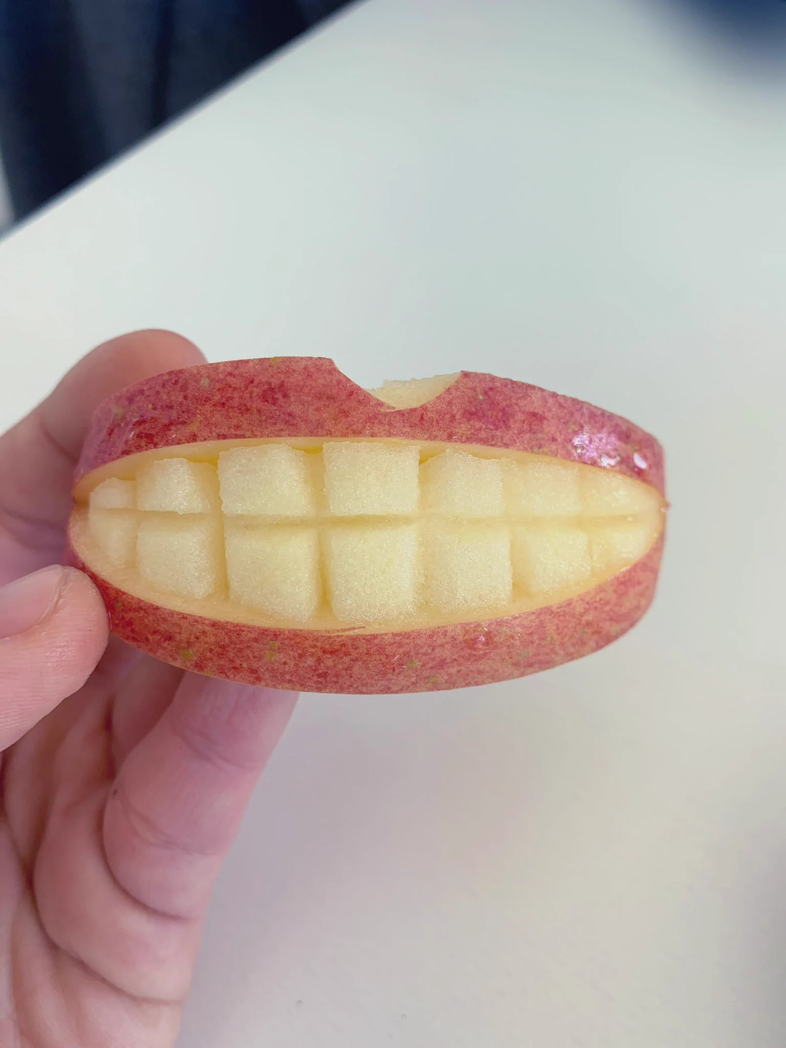 朝食にこんなりんごが出て来たらビックリするし食欲失せるわww