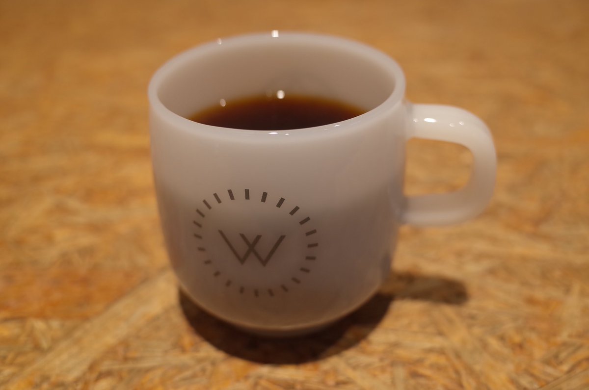 tomisuket's tweet photo. サンドも美味しくて定期的に通ってる@WorkshopCoffee 
プラスチックのカップもかわいい
#workshopcoffee #london #coffee https://t.co/vUk8lKd6uC