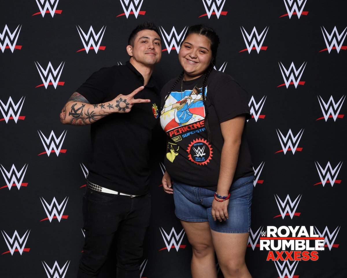kakus_headscar's tweet photo. I finally had the opportunity to meet my favorite wrestler of all time @MegaTJP and let me tell you I died. Still sad you didn't wear your Jordans but it's okay https://t.co/ecYfsRgAqm