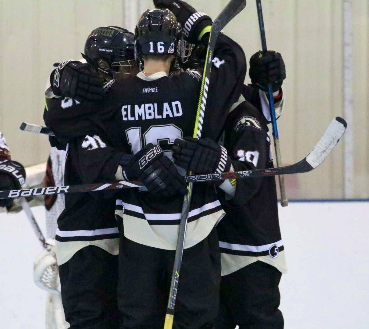 WMURollerHockey's tweet photo. 🚨 Upset Alert!!! 🚨

Broncos win in an OT thriller against @GV_RollerHockey (D2) for the FIRST time since the 2006-07 season

OT goal scored by @joshuagrady4 with the assist going to @neffjolfo23 

We wrap things up tomorrow at 2pm vs @DPURollerHockey 

Go Broncos!!! 🐴 https://t.co/7E651gBItY