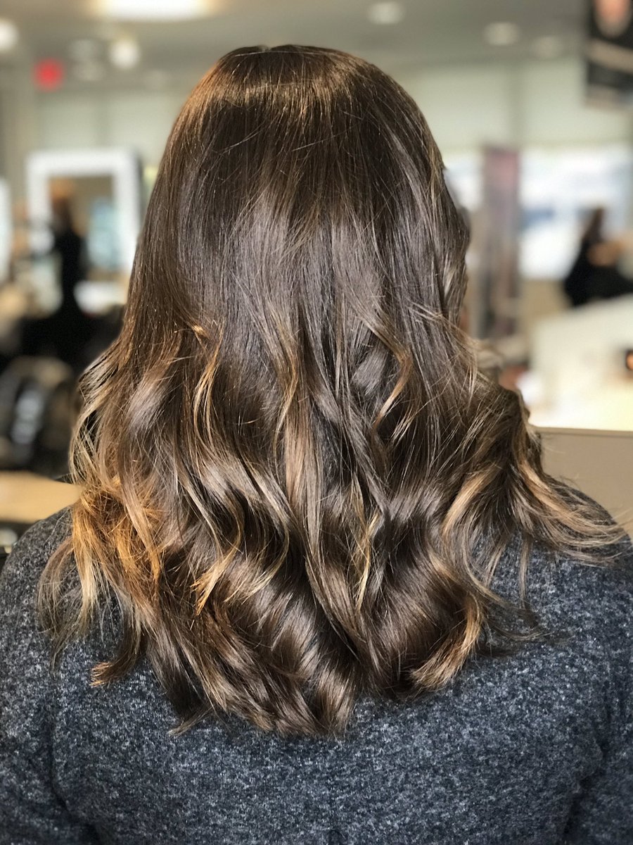stylinbysasha's tweet image. ✂️ Lob ✂️
This is the most requested cut rn.
It’s fun/flirty/youthful, while also being put together/professional.
It’s long enough that you can get it in a ponytail, while also having the feeling of a shorter cut!
#beforeandafter #lobhaircut #hanzonation #brunette #newhairwhodis