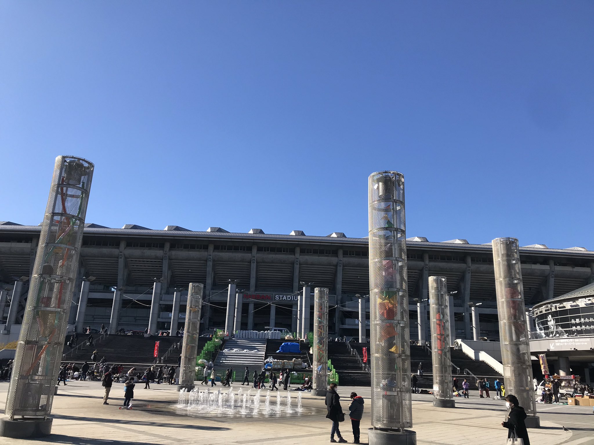 アルバーニ Ar Twitter 本日は日産スタジアムのフリーマーケットに出店しております 噴水とサッカーボールのオブジェのある広場にいますよー 日産スタジアム キッチンカー アルバーニ ホットドッグ T Co Htznw28azg Twitter