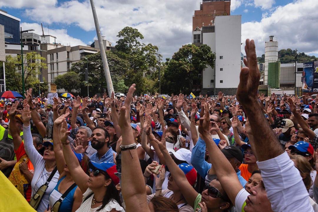 liliantintori's tweet photo. Hoy se aprobó la Ley de Amnistía. Mañana nos activaremos para llevársela a policías, militares y a quienes están cerca del usurpador. Queremos que conozcan las garantías que ofrece la @AsambleaVE a quienes estén del lado correcto de la historia y reconozcan a @jguaido presidente. https://t.co/pBQM5VLull