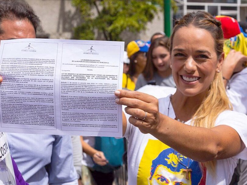 liliantintori's tweet photo. Hoy se aprobó la Ley de Amnistía. Mañana nos activaremos para llevársela a policías, militares y a quienes están cerca del usurpador. Queremos que conozcan las garantías que ofrece la @AsambleaVE a quienes estén del lado correcto de la historia y reconozcan a @jguaido presidente. https://t.co/pBQM5VLull