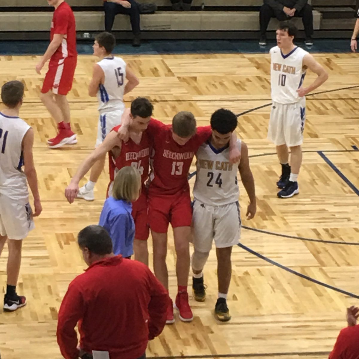 tigersontheair's tweet photo. Hate to see out player hurt - but thankful for this sportsmanship! 🙏🏻 #getbetterfast @BeechwoodA @erik_goetz @beechwood_tiger @NewCathBreds @NewCathHoops https://t.co/n6cB1jyPHY