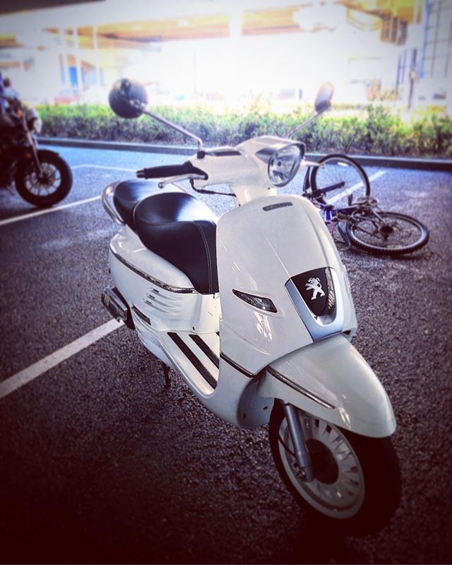 JT_RIDER_007's tweet image. 昨日レッカーしてもらい修理したプジョー、また同じ現象で不動に。私決断が早い漢なので、ただ今出張買取待ち。
#mydjango #peugeotdjango #プジョー #peugeot #ジャンゴ #django #ジャンゴ150 #django150 #スクーター #scooter #Motercycle #バイク #オートバイ#150cc bit.ly/2B4sTVh