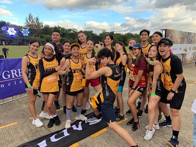 MissHappyWriter's tweet photo. Pre-run kulitan with the bagets! #SunVsStars #Sunpiology2019 #SunLifeResolutionRun https://t.co/WVzrfGEjbO https://t.co/N443M2loaG