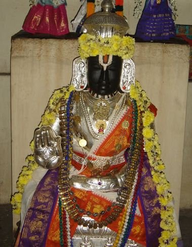 नाथमुनि-रत्न of शठमर्षणगोत्र of केवलाङ्गिरसगण, a पूर्वाच्र्य of the विशिष्ताद्वैत-श्रीवैष्णव सम्प्रदाय; he who single-handedly retrieved the दिव्यप्रबन्ध, an exquisite tamizh canon of 4000 verses for विष्णु, from obscurity even as वराहदेव retrieves the earth from the waters.