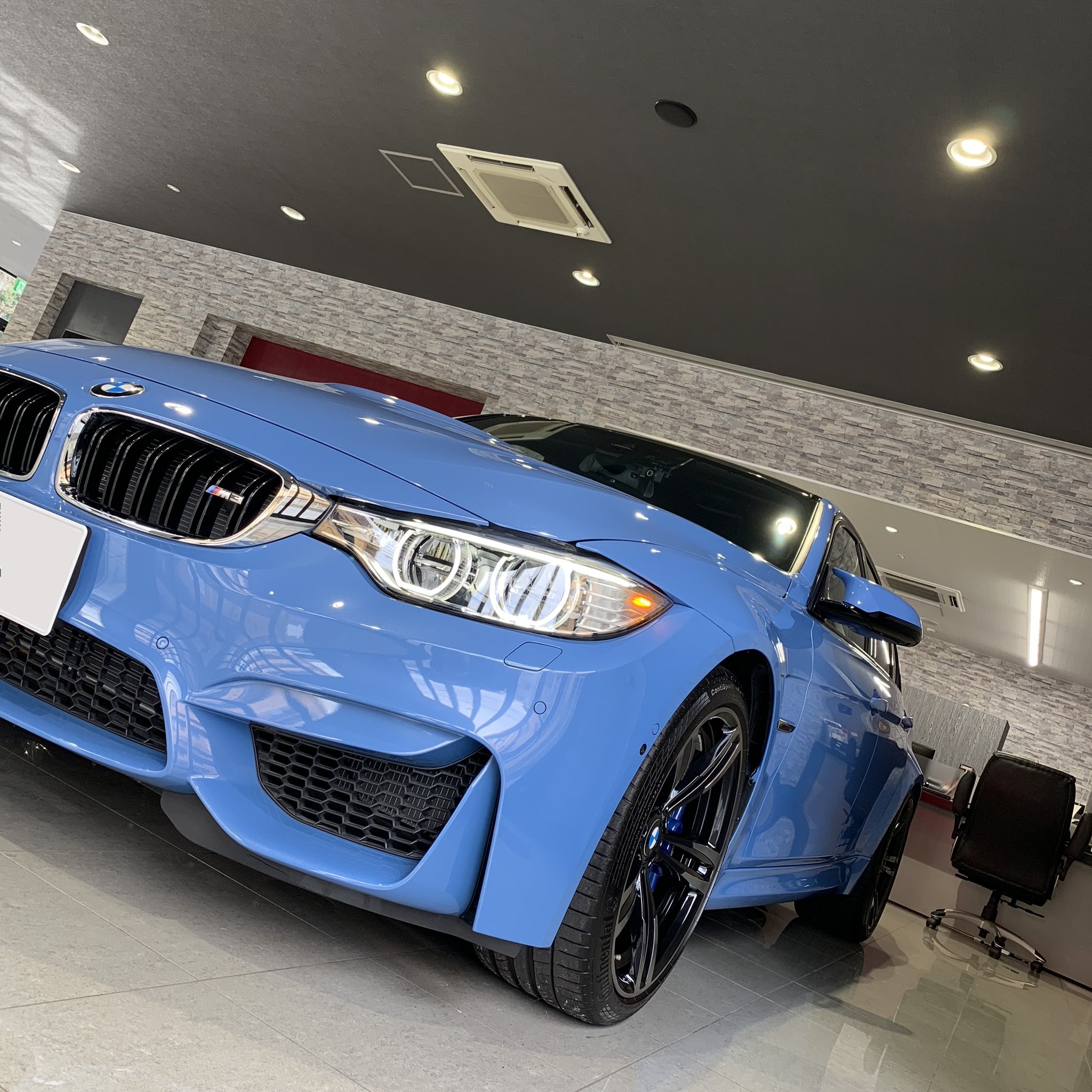 日本で一番gt Rを販売してきたクルマ屋 בטוויטר Bmw M3 ご納車致しましたのはこちらのm3 珍しい ヤスマリナブルー カラーに カーボンルーフがおしゃれ インテリアにもカーボンが多く使用されており 高級感溢れるスポーティな室内になっております 三重県に