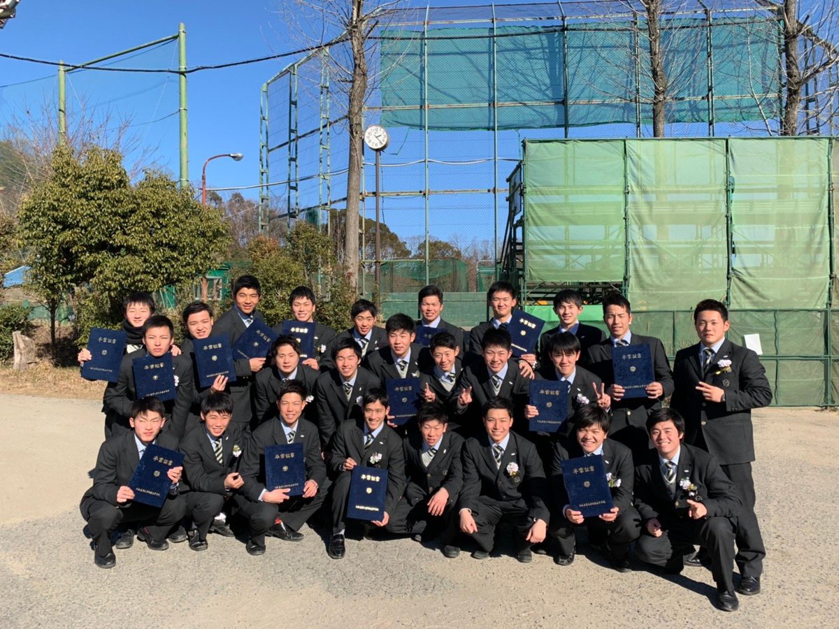 kikuchi45718's tweet photo. 1月26日.大阪産業大学附属高等学校卒業しました！
今思ったらあっとゆう間やったけど、しんどい事の方が多かった😔
けど、色んな思い出あるけどなんやかんや楽しかったから3年間頑張れた！
一生忘れられない思い出、仲間。
最高の高校生活ありがとう！！ https://t.co/JuVQ46mMPS