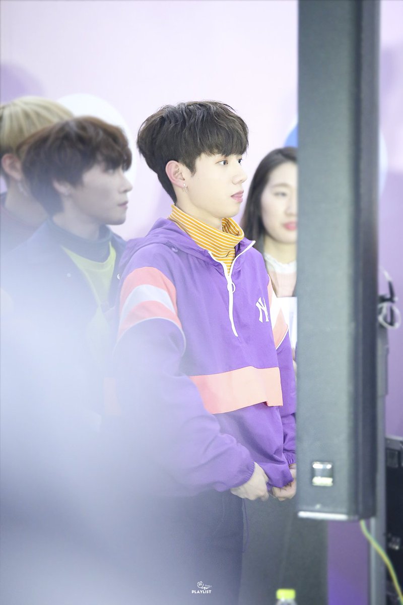 Playlist_Y's tweet photo. 181221 해피버스킹 HNB 용근 

너를 만난 후 내가 아는 모든것 예쁘게 멋지게 보여 
넌 내게 해와 달이 바뀐 새로운 세계 거긴 너뿐야 

HQ > https://t.co/HsEi1Ia0rF

#HNB #조용근 #용근 @H_NextBoys https://t.co/wFQ3nNQQoP