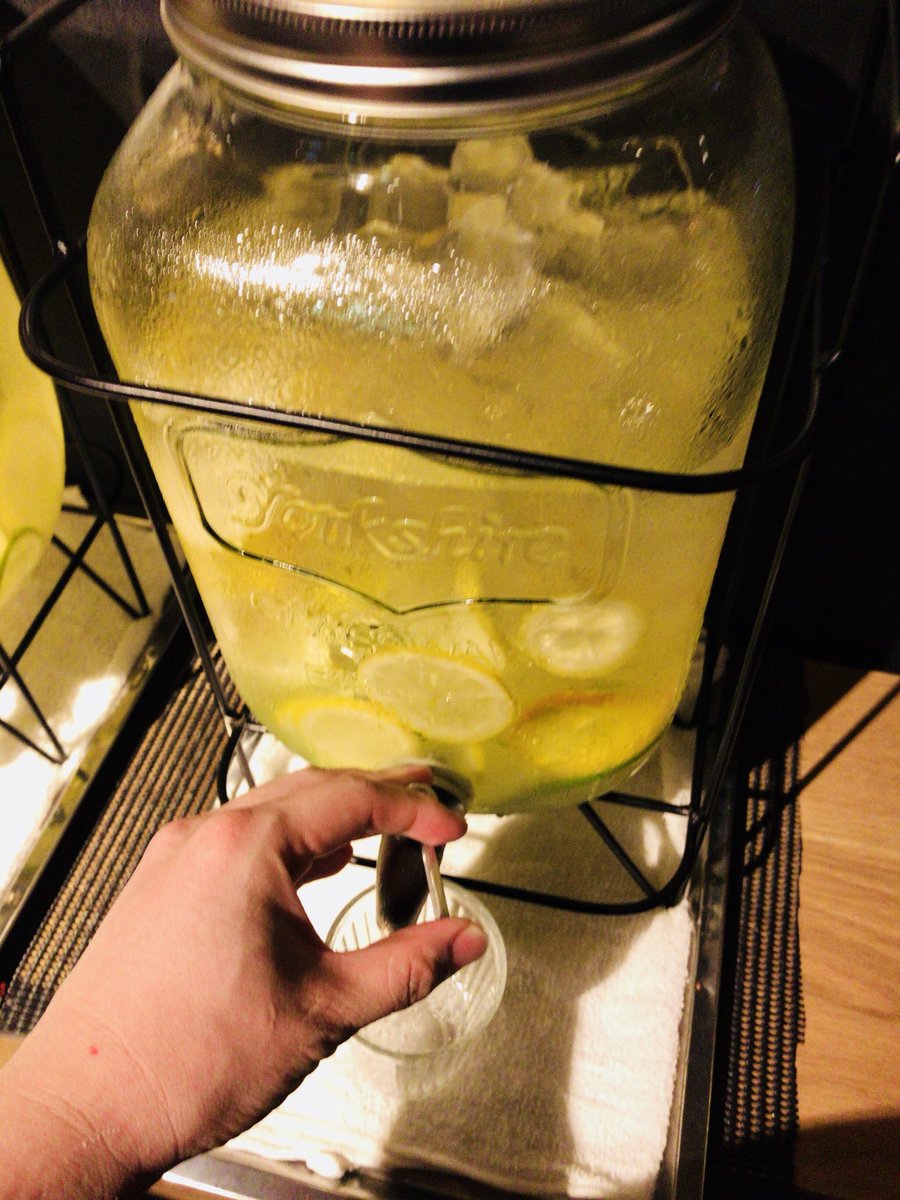 たるまじん たいし サウナ上がりのデトックスウォーター がうますぎたので 自家製で作ってみたけど なかなか奥深い フルーツの種類で味かわるし 氷でギンギンに冷やすと後味スッキリでうまい ニュージャパンの浴室内にあるめっちゃ美味いやつを再現 たるまじん たいし サウナ上がりのデトックスウォーター がうますぎたので 自家製で作ってみたけど なかなか奥深い フルーツの種類で味かわるし 氷でギンギンに冷やすと後味スッキリでうまい ニュージャパンの浴室内にあるめっちゃ美味いやつを再現