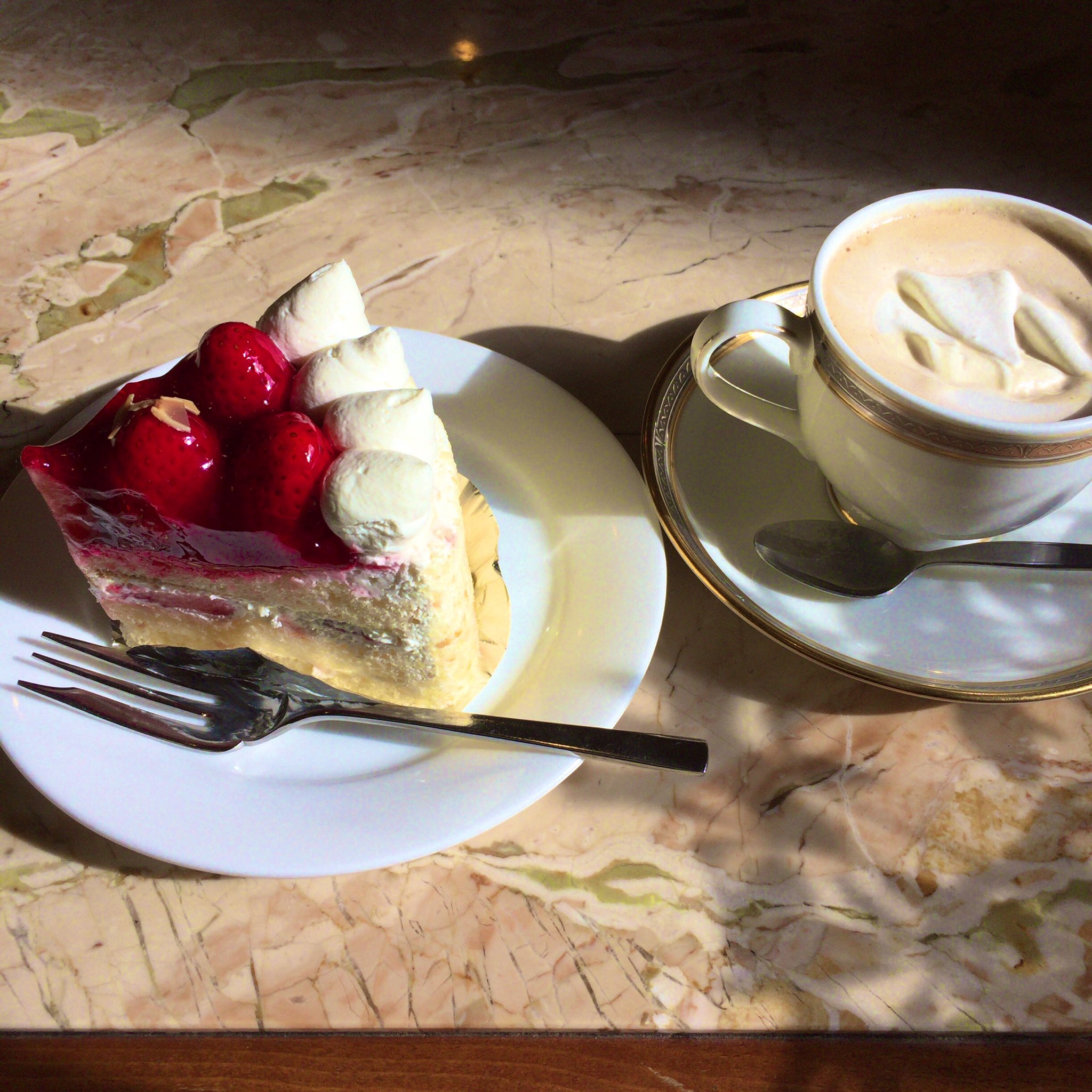 Yuk Ari 芦花公園でひと息つく為に入ったアリマ洋菓子店 ケーキをはじめとする洋菓子を買える上 奥にはありがたい喫茶室 フレーズと ウィンナーコーヒー 窓際には可愛いお客様 この窓 外から見たら凄く可愛いかった アリマ洋菓子店 純喫茶