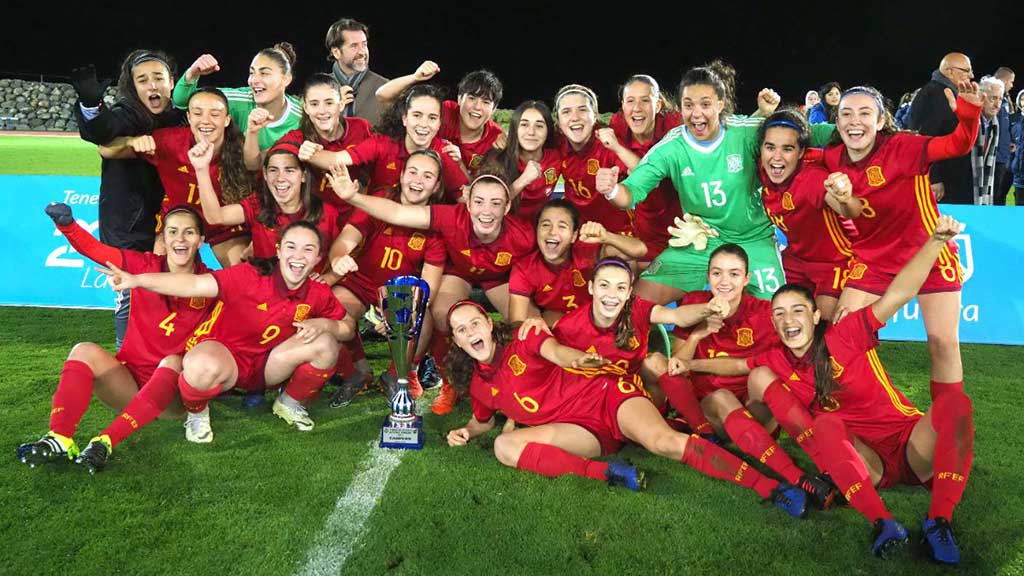 Emma Martin campiona amb la selecció espanyola sub-17 bit.ly/2HAmZAS <a href="/CDRoquetenc/">CD Roquetenc</a> <a href="/cdtortosa/">CD Tortosa</a> <a href="/EFDelta/">Escola Futbol Delta de l’Ebre</a> <a href="/CambrilsUCF/">Cambrils Unió, CF</a> <a href="/rfef/">RFEF</a> <a href="/Alaves/">Deportivo Alavés</a>