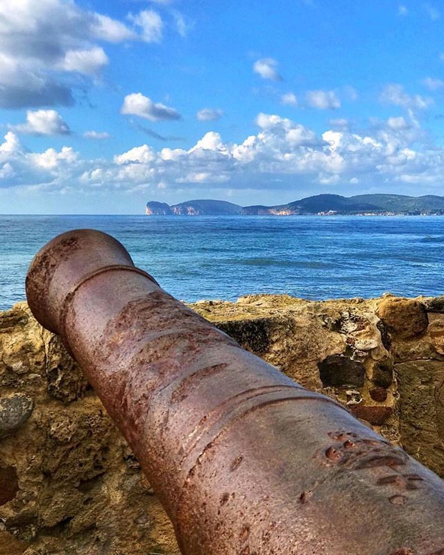 Questa mattina vi diamo il buongiorno dalle antica mura di #Alghero con un bellissimo scatto di @sebastiano_gabbi. 😊 bit.ly/2WopHfV