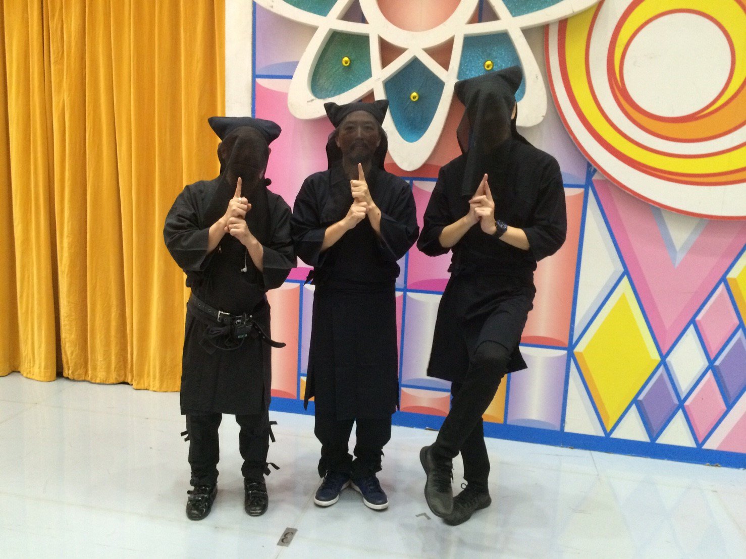 欽ちゃん 香取慎吾の全日本仮装大賞 黒子スタッフ 仮装大賞の演技を裏で支える黒子さんて 忍者みたい 素早く動けるけど 結構前が見えにくいらしいですよ 仮装大賞放送まであと６日 日テレ 仮装大賞 欽ちゃん 香取慎吾 黒子 忍者