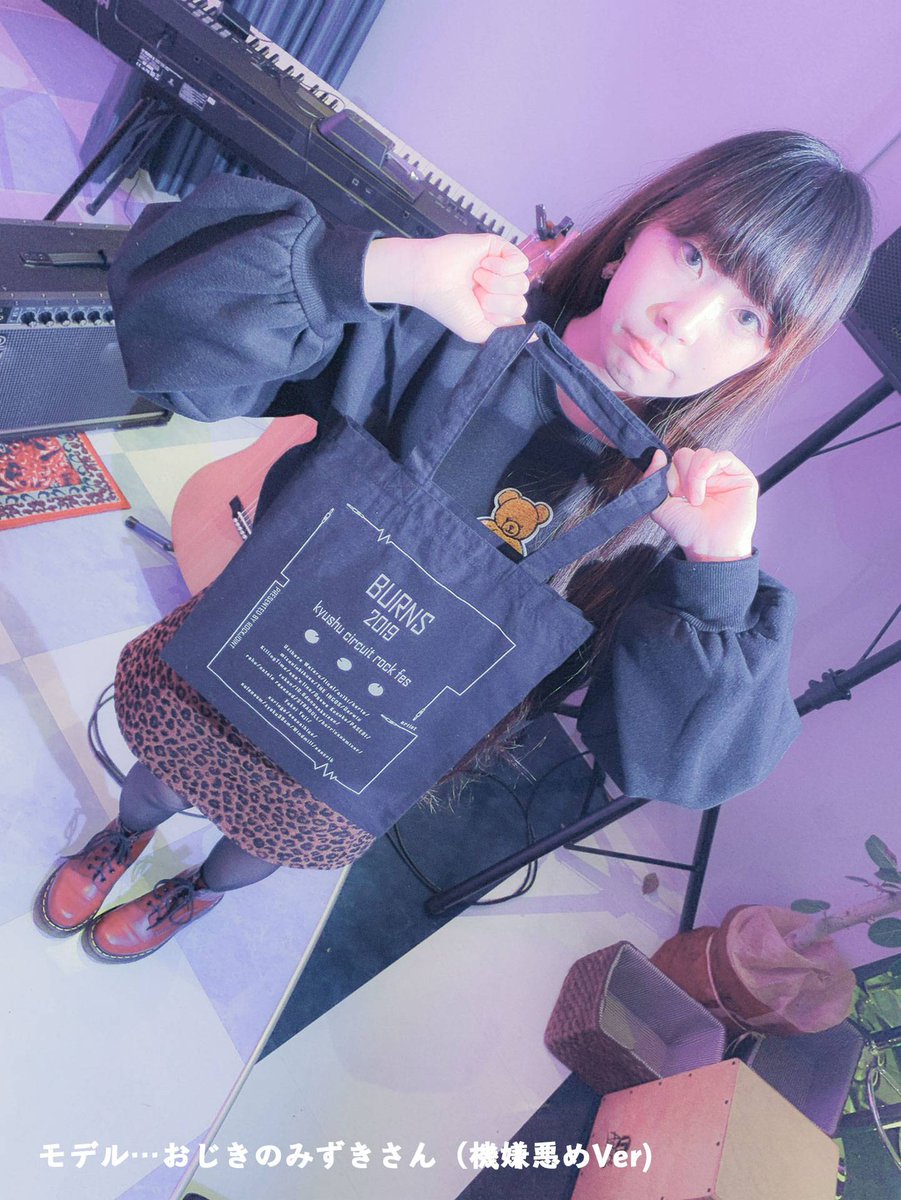 BURNS_Fest's tweet photo. 今日のBURNSオリジナルグッズの一つ、
トートバッグです！

モデルはおじきのみずきんさん！

なんと1000円です！

会場受付にてお買い求めくださいー！

他にもデザイナーSHIORIさんとコラボしたグッズなど多数置いてありますよ！！ https://t.co/TtKw1nfgR2