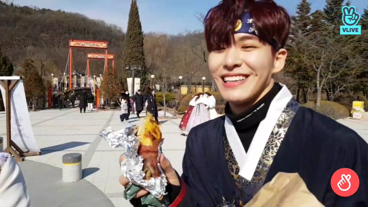 parkdoha_tv's tweet photo. 190127 #박도하 설 연휴 맞이
‘그때 그 놀이’ V-LIVE 다시보기
🎬 https://t.co/QuYAFQqdPO

#도하 #parkdoha #도하나으리
#생애첫염색 #한복패션 https://t.co/QWBUmxXRBS