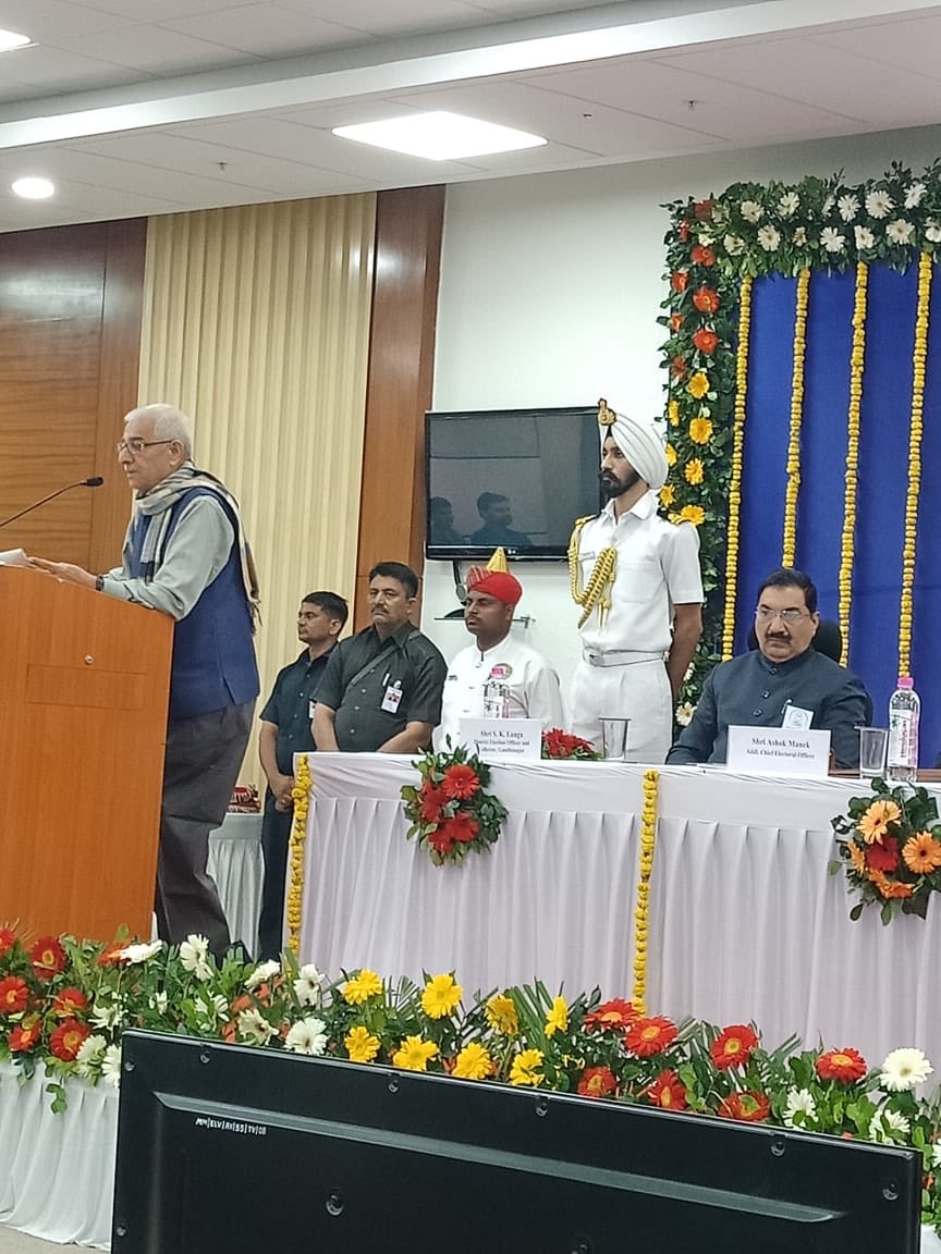 CollectorGnr's tweet photo. It was a befitting event organised by Team CEO Gujarat on National Voters Day at Mahatma Mandir under ECI banner. H’ble Governor sir grace the occasion where awards received by best performers. My SDM kalol Ms.Neha Kumari adjudged best ERO. Congratulations to her
@LetsTalkGujarat https://t.co/LIQ8D243eA