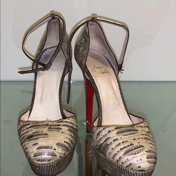 IamSylviaTaylor's tweet photo. So good I had to share! Check out all the items I'm loving on @Poshmarkapp #poshmark #fashion #style #shopmycloset #christianlouboutin #dolcegabbana #fendi: https://t.co/Iq41CERDWT https://t.co/GKGGopNJsN