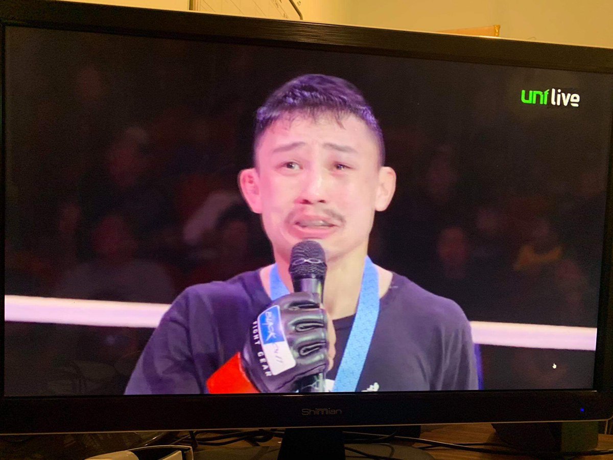 "Намайг дэмжихээр ирсэн Монгол ахан дүүстээ баярлалаа. 8 настайдаа нүүрс түүж, 10 настайдаа зах дээр тэрэг түрж ундаа зарж байсан намайг өдий зэрэгт хүрэхэд минь Монгол ахан дүүс та бүхний дэмжлэг их байсан юм шүү....
MFC халз тулааны ялагч О.Пүрэв