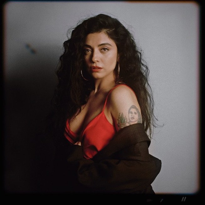 laferteftyo's tweet image. Mon Laferte dejó la escuela a los 12 años para dedicarse a hacer lo que más le gusta. Salió con su amiga a tocar a la calle. A los 9 años ganó un concurso de canto en su escuela y le regalaron su primera guitarra.
En 2007 se fue a vivir a México en busca de su propia música