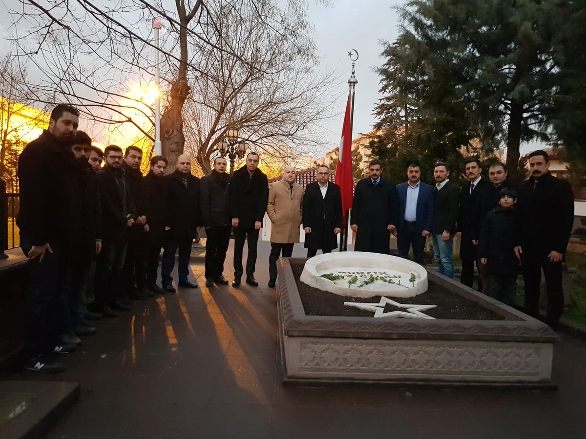 Sabah namazı sonrası merhum Ülkü Ocakları Genel Başkanı Muhsin Yazıcıoğlu'nun kabrini ziyaret ettik.