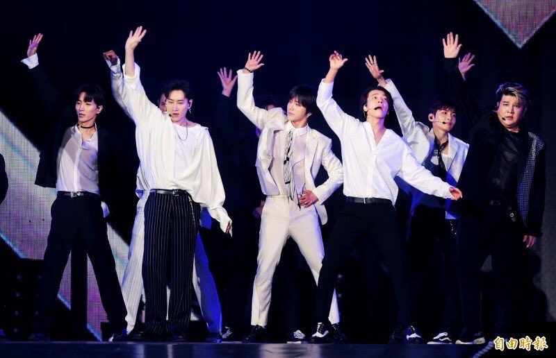 rikeyesung1106's tweet photo. 190126 #ELFLoveOurKingSJ

#SuperJunior_KKBOX_ArtistOfTheYear

#SJ_KKBOX_MusicAward

@SJofficial  @shfly3424 center 👍👍👍 https://t.co/cpvPkq9WcX